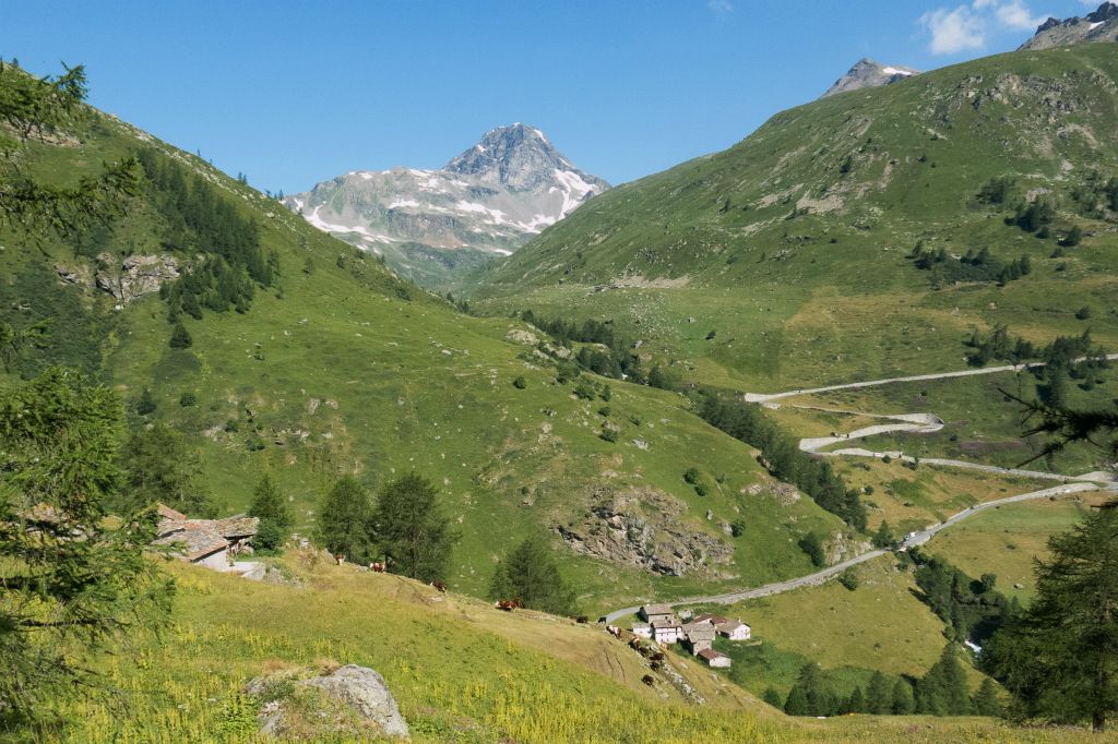 La boucle est bouclée : on voit  à nouveau le hameau d'Usselières d'où nous sommes partis