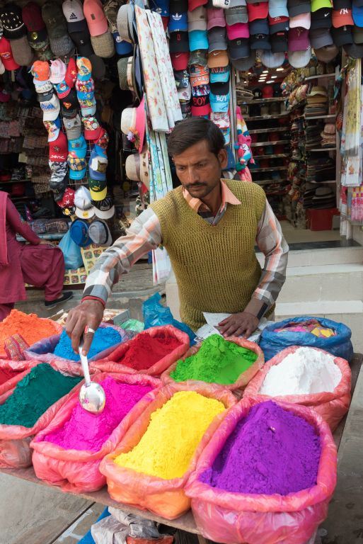Poudres colorées pour les fêtes de Tihar