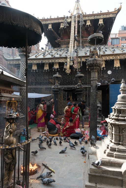 Bénédiction devant un temple hindouiste