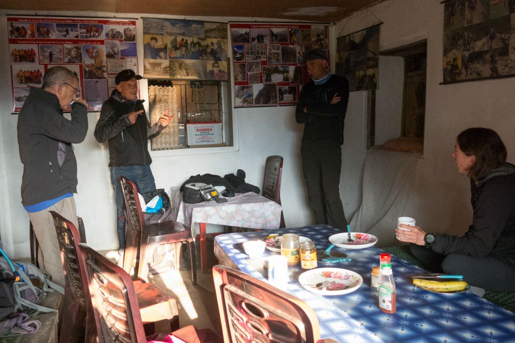 Le lendemain matin, petit-déjeuner en compagnie de 2 savoyards qui finissent le trek et d'une jeune québecoise qui apès le camp de base du Kanchenjunga va aller au camp de base du Makalu