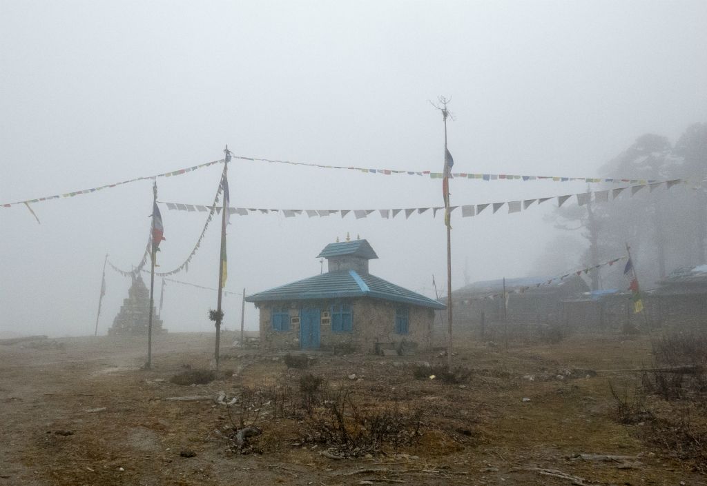 Temple, chorten  et drapeaux à prières