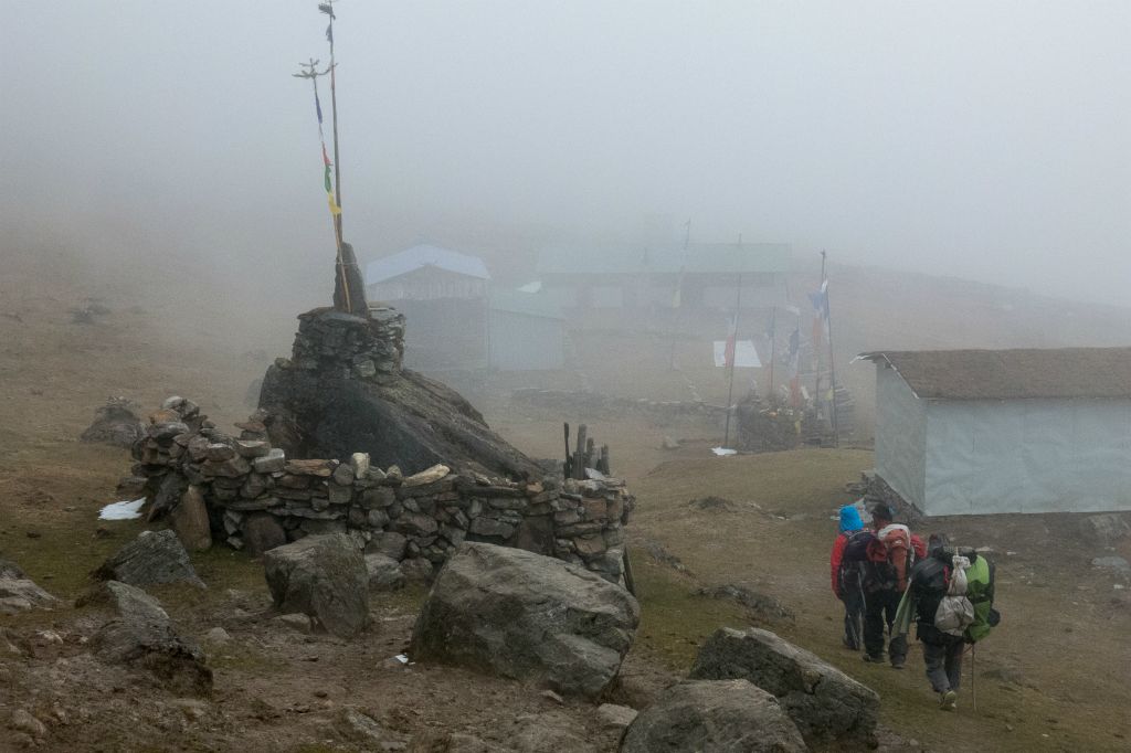 Arrivée à Langmale Karka (4420m) dans le brouillard, comme à l'aller !  Dénivelé -530m, +170m