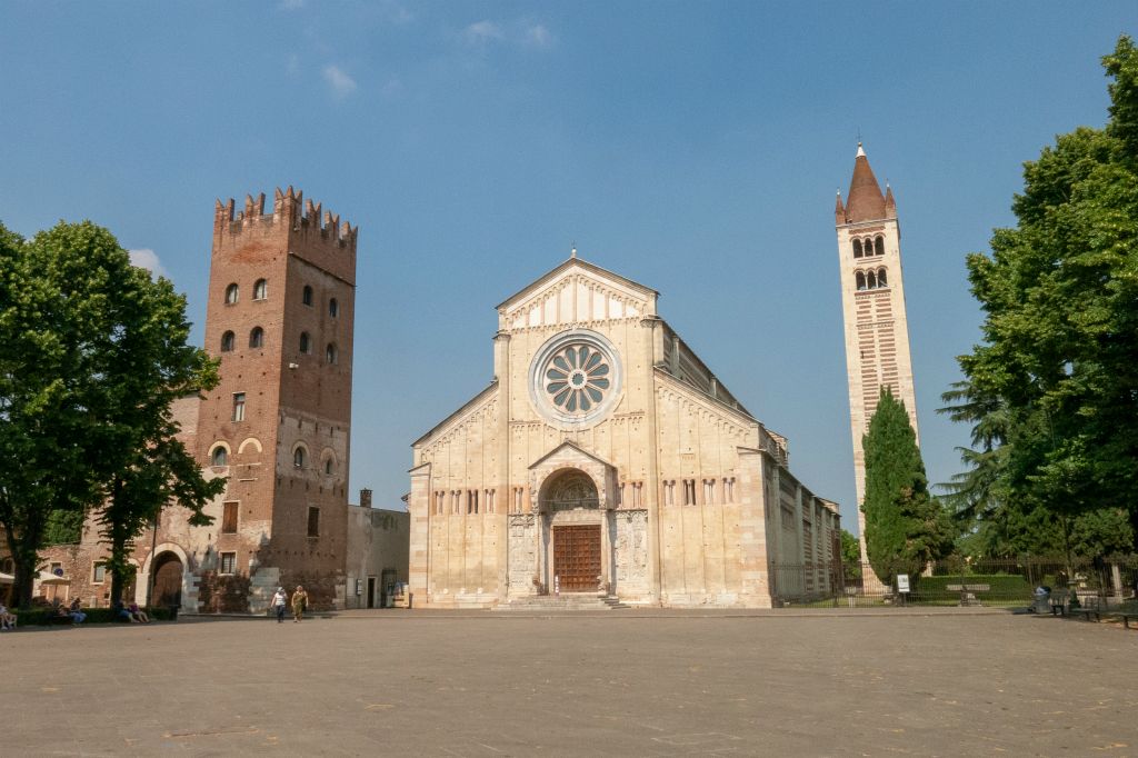 La basilique San Zeno, église de style roman et son campanile à droite