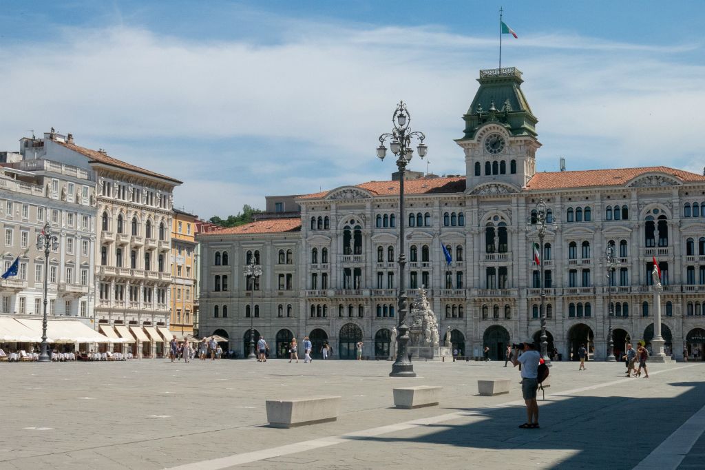 Découverte de Trieste (à l'extrème NE de l'Italie) . Le centre ville est de style austro-hongrois. Ici  Piazza dell Unita d'Italia et la mairie