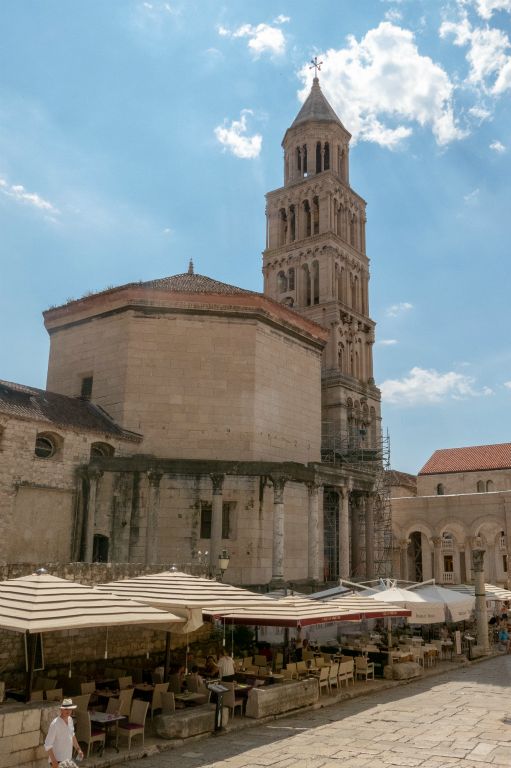 La vieille ville de Split fut construite sur les ruines du Palais de l'Empereur Dioclétien (fin 3ème, début du 4ème siècle). Ici la cathédrale Saint-Dominus du 4ème siècle