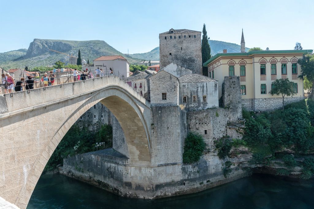 Entrée en Bosnie-Herzégovine et arrivée à Mostar et son Vieux Pont, détruit pendant la guerre par les Croates en 1993 et reconstruit à l'identique (avec des pierres d'origine) en 2004