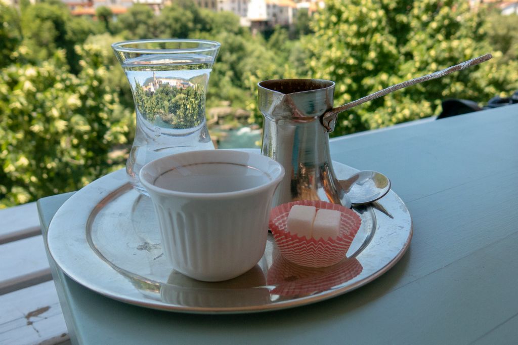Petite pause à l'ombre, devant un café bosnien et son verre d'eau reflétant la ville