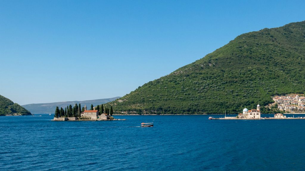 Entrée au Monténégro, puis route longeant les Bouches de Kotor. Vues de Perast  : l'île St Georges et l'île artificielle de Notre Dame du Récif