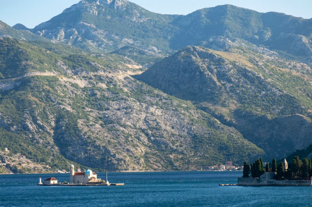 Vue sur les 2 petites îles au large de Perast, depuis la rive opposée des Bouches de Kotor