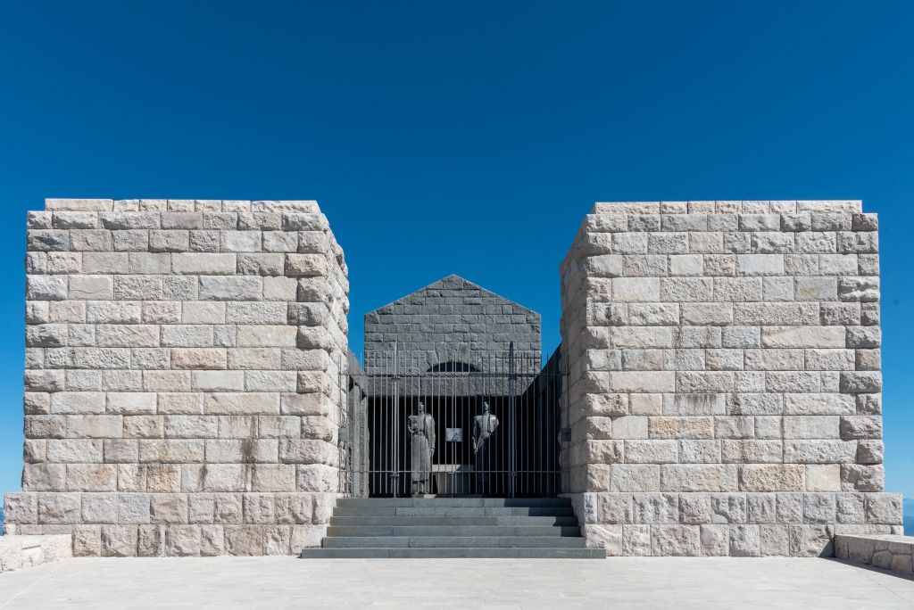 L'entrée du mausolée gardé par 2 géants de granite