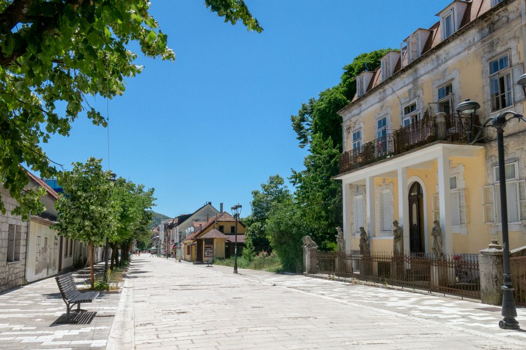 Cetinje, en bordure du mont Lovcen, est l'ancienne capitale du Monténégro. On pourrait la surnommer la belle endormie. Ici la rue principale...