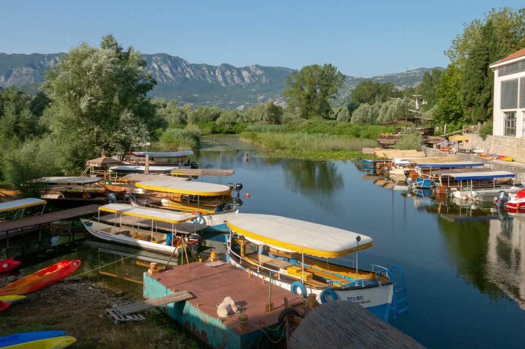 Petit village au bord de la partie marécageuse du lac de Skadar, immense lac qui fait la frontière avec l'Albanie