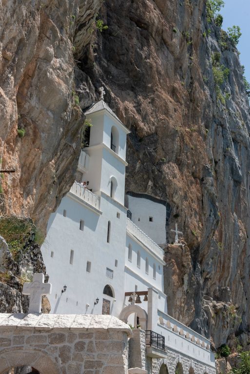 A l'écart de la route reliant Podgorica à Niksic, encastré dans la falaise, le monastère d'Ostrog