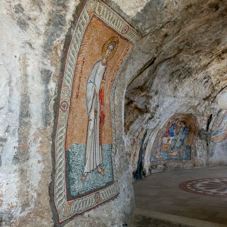 Le monastère, édifié en 1665 est constitué de 2 grottes tapissées de magnifiques mosaîques.