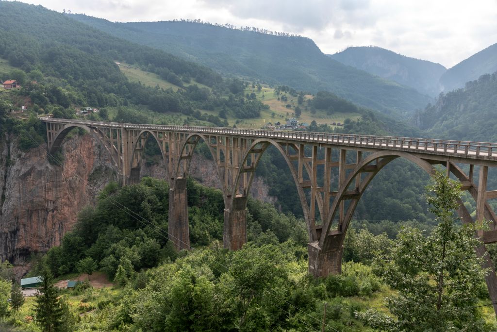En route vers l'Est du pays. On passe sur le pont de Djurdjevica . En 1914 c'était le plus grand viaduc routier en béton d'Europe. Détruit en 1942, il fut reconstruit en 1946.
