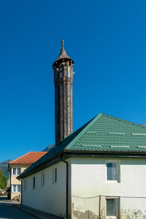 La mosquée du Vizir. Le minaret en bois date du 17ème siècle