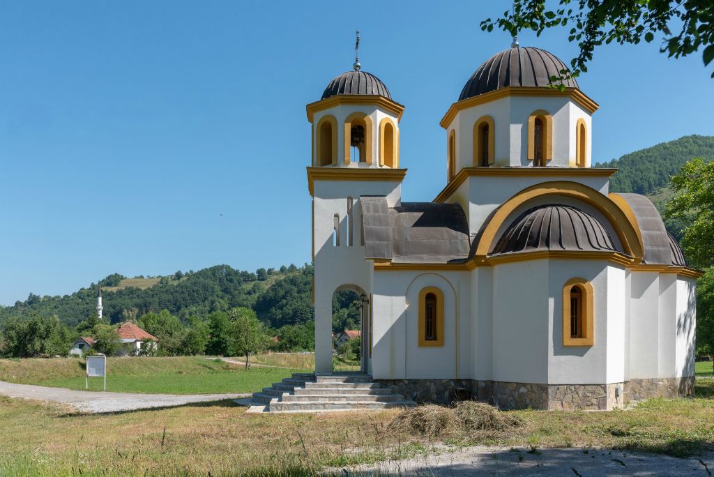 A Broca, au nord de Berane, l'église orthodoxe et , pas bien loin, la mosquée