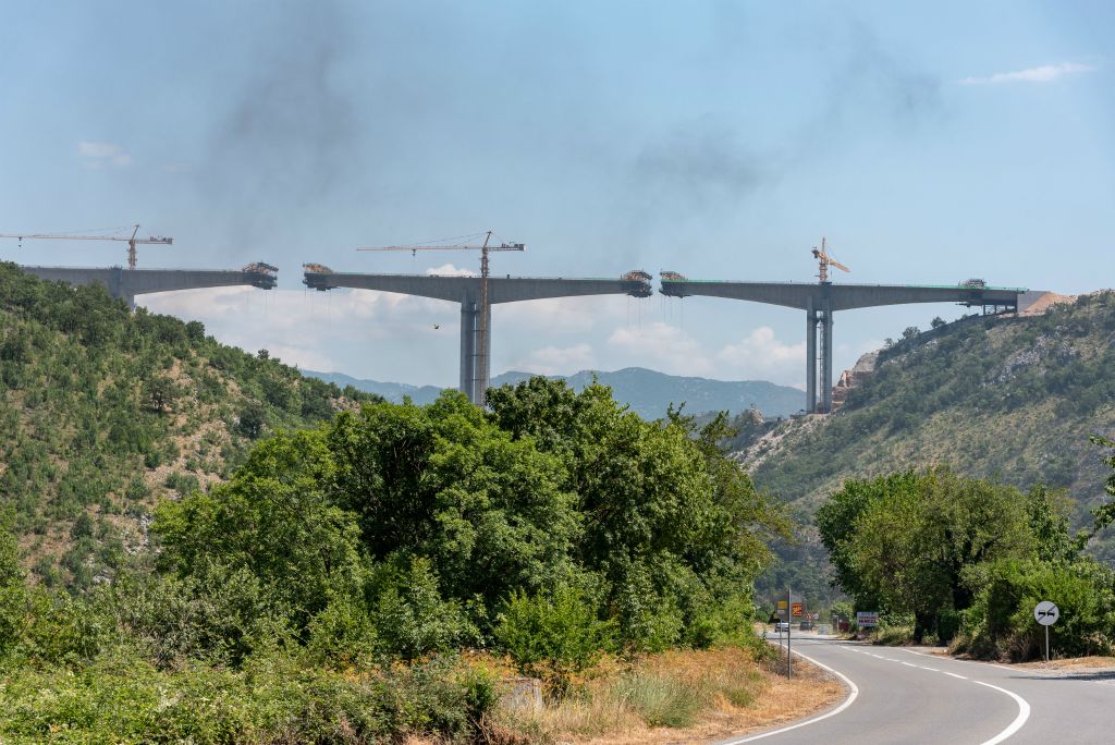 Toujours dans la vallée très encaissée de la Moraca, à une quinzaine de km de Podgorica, le chantier impressionnant d'un viaduc de la future autoroute qui, dans un 1er temps fera 50km