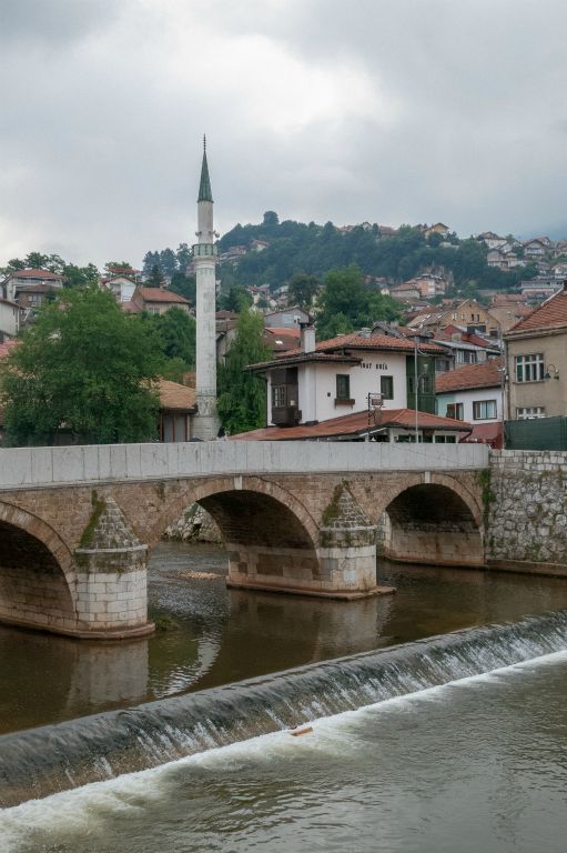 Sarajevo est située dans un massif montagneux, le long de la Miljacka. 