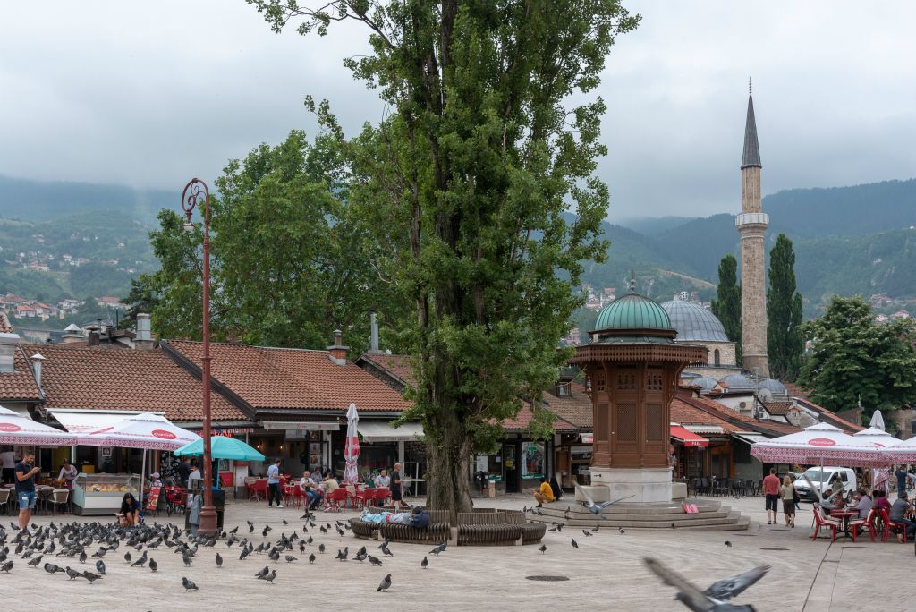 Place dite aux pigeons, la fontaine Sebilj, la mosquée Bascarsijska. C'est la partie centrale du plus vieux quartier de la ville.