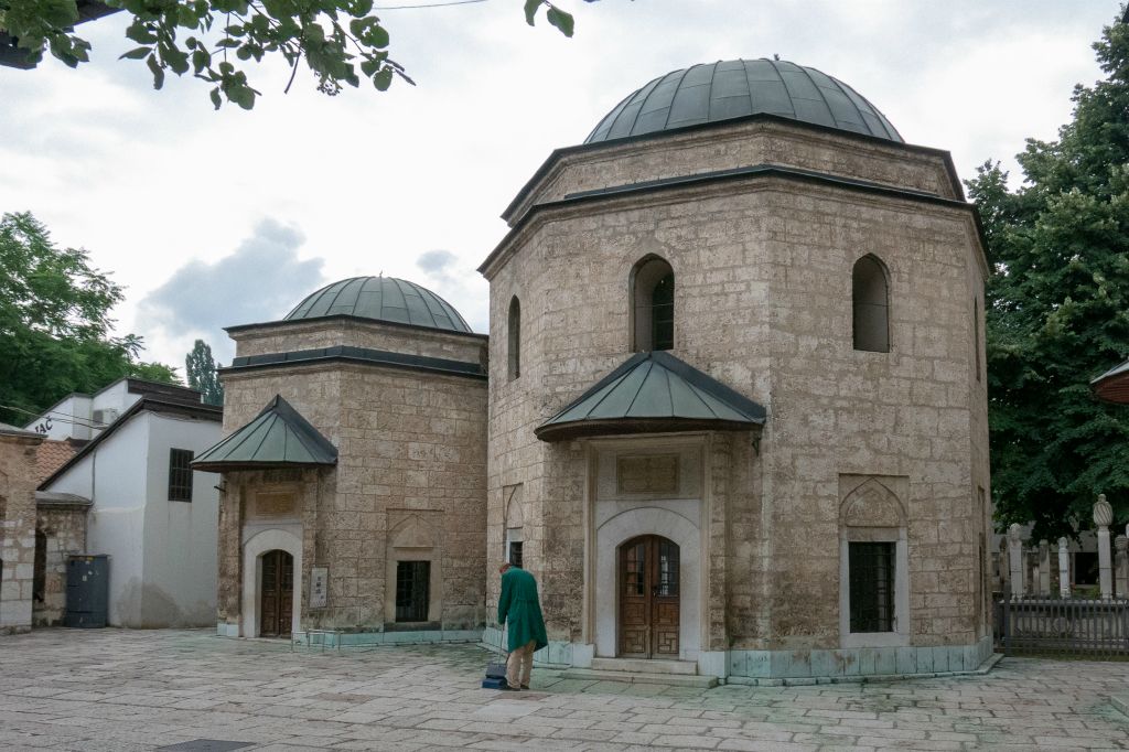 Mausolées dans la cour de la mosquée
