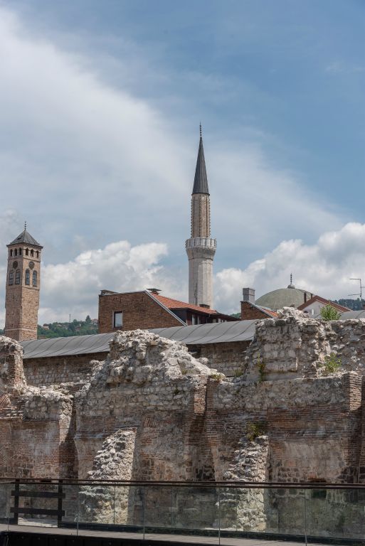 L'ancien caravansérail Morica (conçu pour accueillir les voyageurs et leurs biens), avec la vue sur la Tour de l'Horloge et la mosquée Gazi