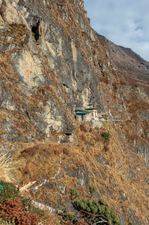 On repart de suite pour une petite montée de 200m "d'acclimataion" au monastère  de la grotte de Guru Rimpoché