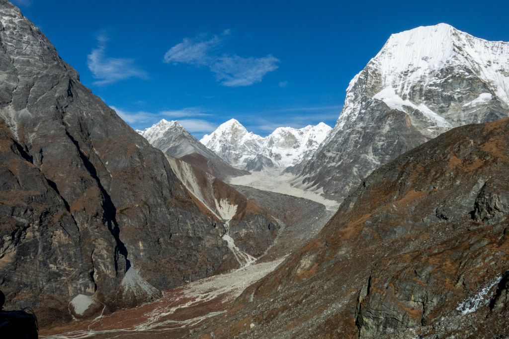 Au fond de la langue glaciaire le sommet en triangle du Drangnag Ri (6751m) et à droite toujours le Chobuje (6686m)