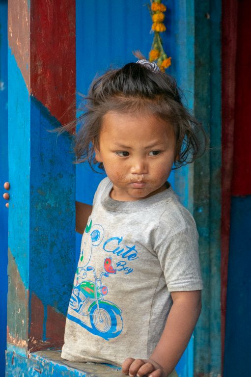 Dans cette zone (pays Tamang), les villages sont habités et nous voyons de nombreux enfants.