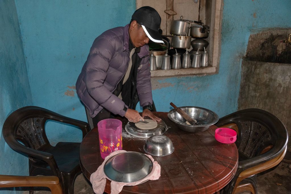 Chhetra prépare les pains tibétains du petit déjeuner