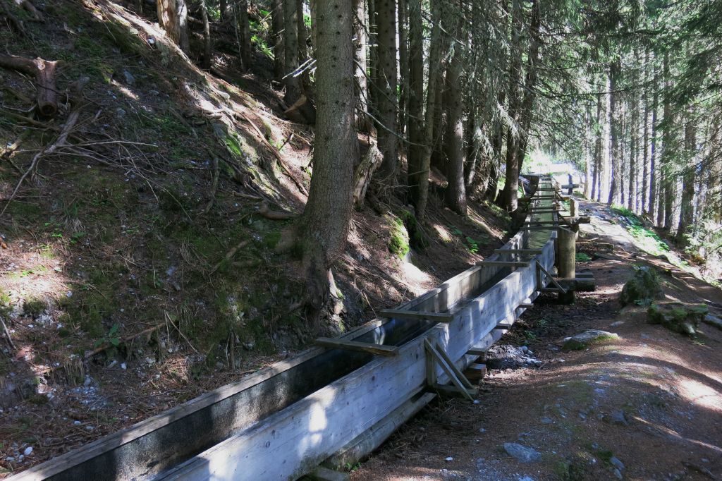 Le bisse coule , par endroits, dans des chenaux en bois