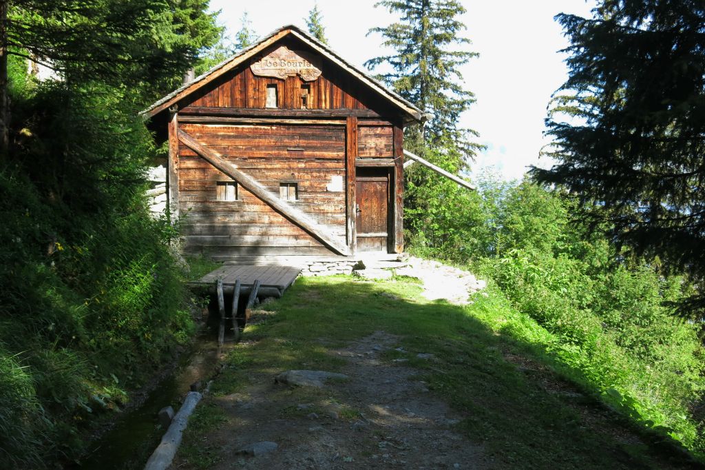 La cabane du Bourlâ, construite sur le bisse même. Jadis, le gardien du bisse y passait la nuit.