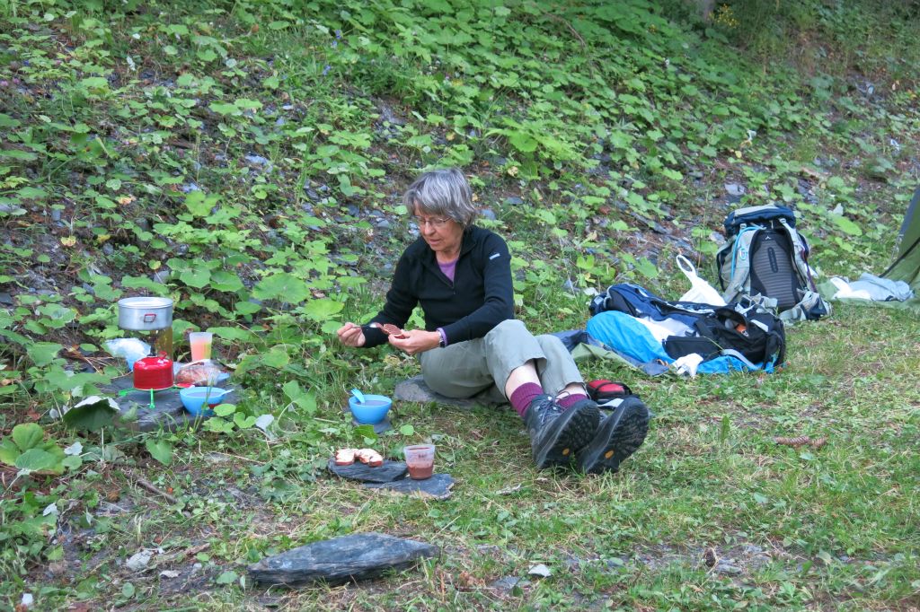 Mais avant, un moment prilivégié : le petit-déjeuner ! On inaugure notre camping gaz , tout neuf, tout léger.