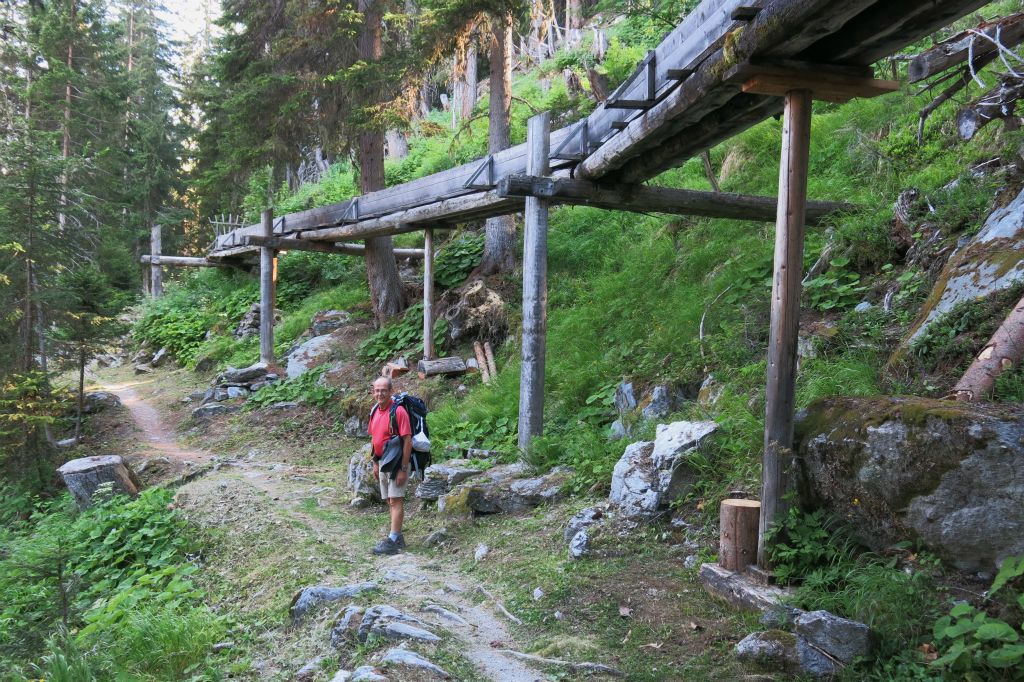 Parfois, le bisse coule dans des chenaux sur pilotis