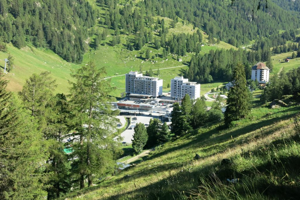 Vue sur Super-Nendaz qui n'est pas un exemple de super intégration dans le site.