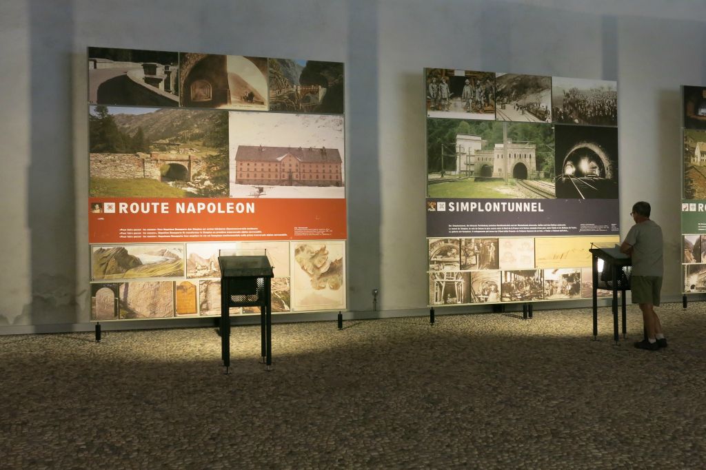 Pour rejoindre le Tessin, nous passons par le col du Simplon et visitons l'ancienne caserne Napoléon, transformée en musée