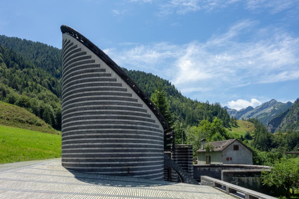 L'église dessinée par l'architecte Mario Botta à Mogno (val Lavizzara). Elle a été inaugurée en 1990