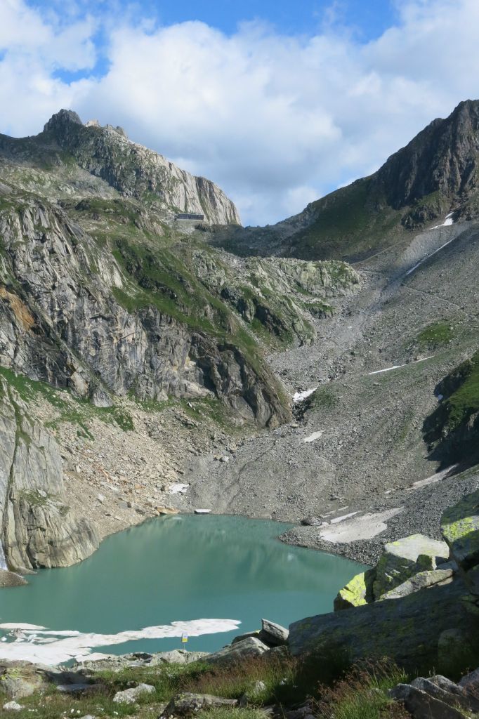 Le lac Sfundau. On aperçoit au col le refuge Cristallina