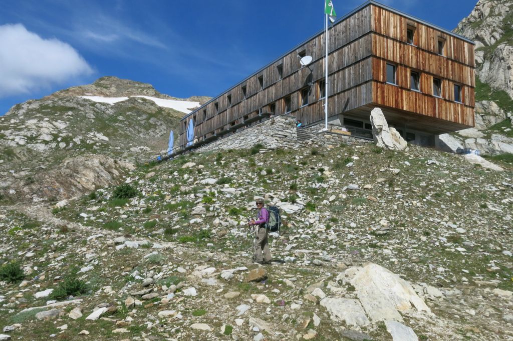 La nouvelle Cabane Cristallina (ouverte en 2003) est implantée au col éponyme à 2575m