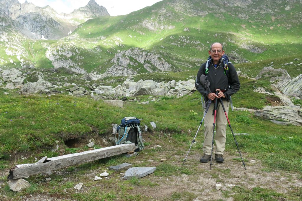 Notre installation a dû déplaire. Après recherche, nous ne retrouvons, éparpillés, que 3 bâtons de marche