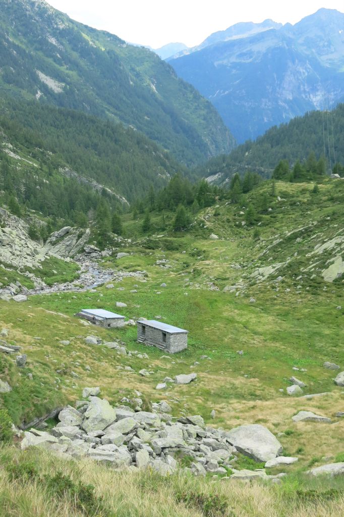 Vue sur deux petites maisons d'alpage