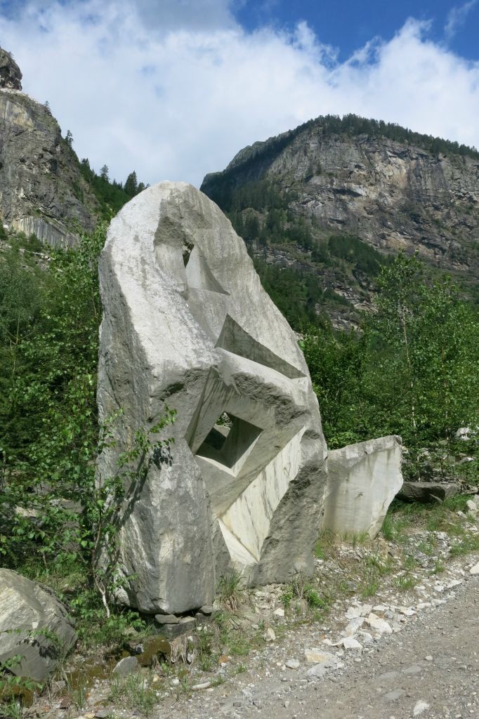 Quelques pièces exposées à côté de la carrière d'extraction de marbre