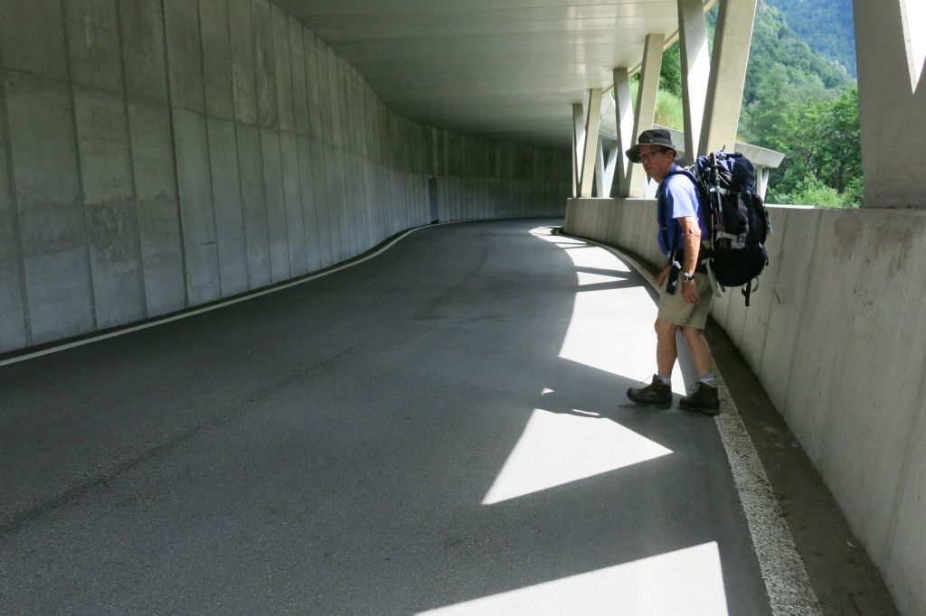 Alors, tout en faisant du stop, nous continuons à pied