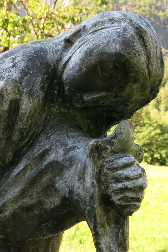 Sculpture à l'entrée de l'église