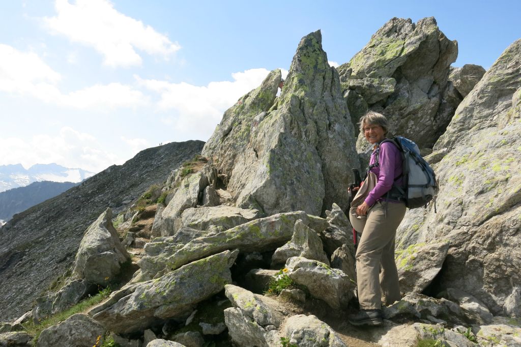 Après une courte descente, remontée sur une crète rocheuse