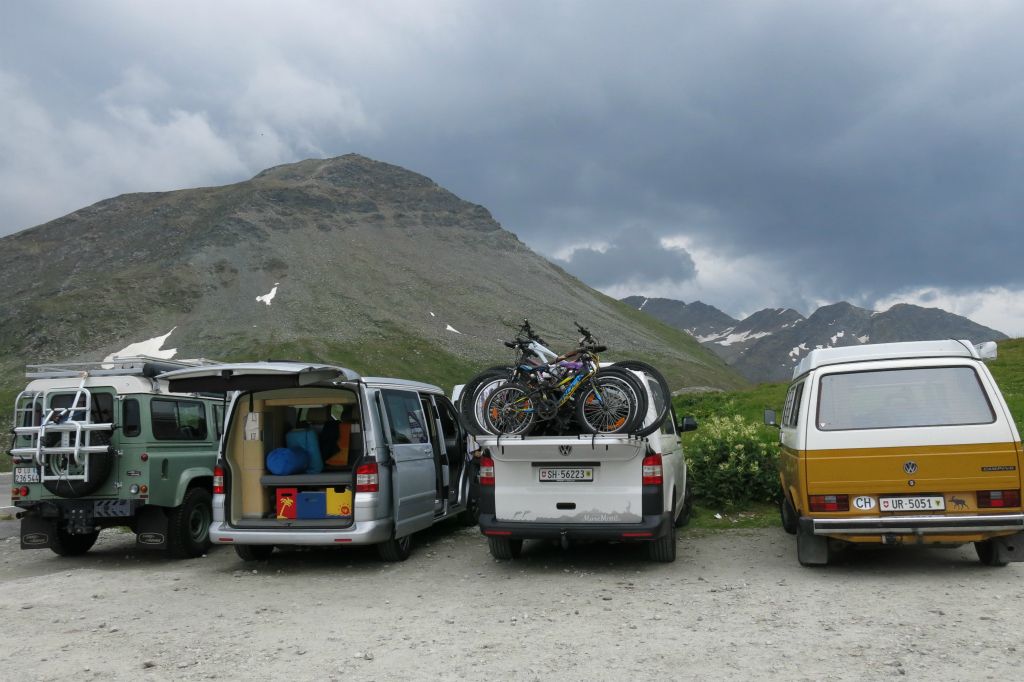 Sur ce parking, on ne voit que des fourgons VW et des grimpeurs