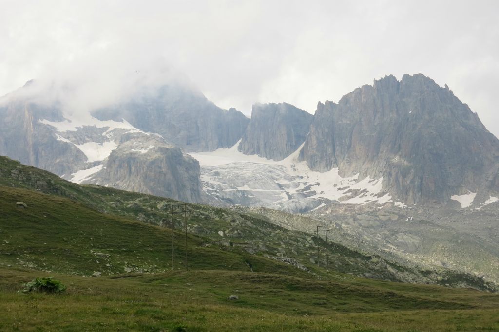 Le mauvais temps arrive très vite. Malgré tout on peut apercevoir au loin une cabane qu'on aimerait bien voir de plus près...