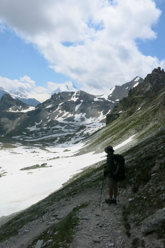 Vue sur la descente après le col