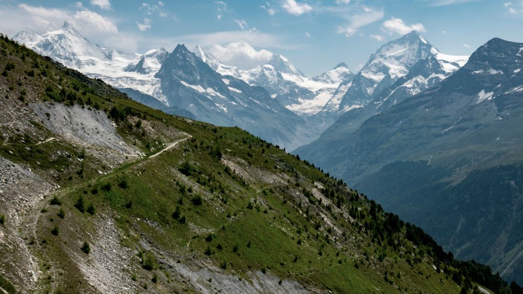 Vue sur la couronne des 4000 depuis le sentier au-dessus de l'hôtel Weisshorn