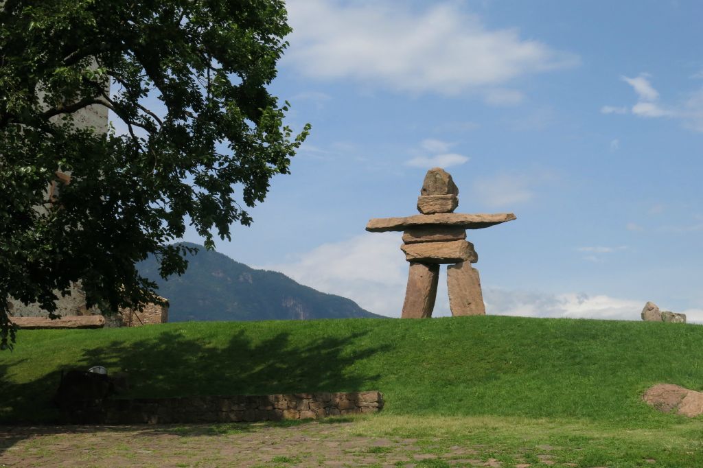 Immense Inukshuk  ( Monument inuit formé d'un empilement de pierres évoquant une forme humaine et servant de point de repère )